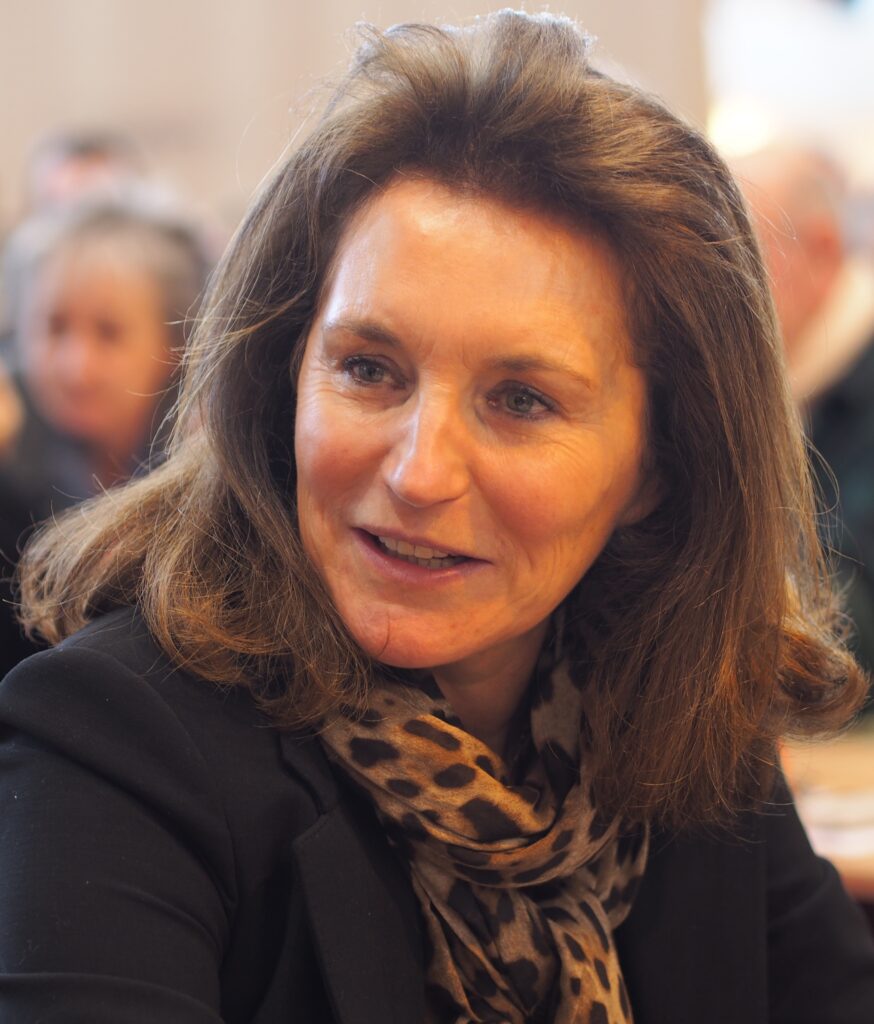 CC3A9cilia_Attias_-_Salon_du_livre_de_Paris_-_23_mars_2014_-_crop