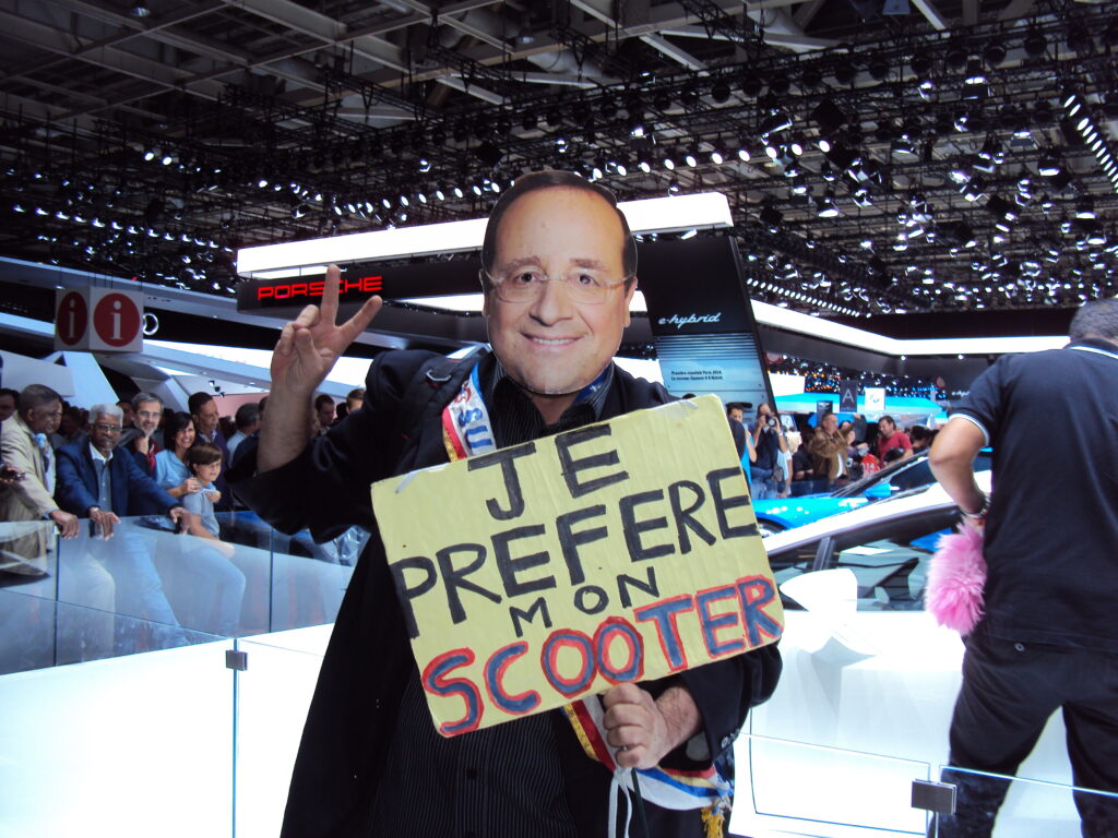 Homme_dC3A9guisC3A9_en_FranC3A7ois_Hollande_-_Mondial_de_l27Automobile_de_Paris_2014